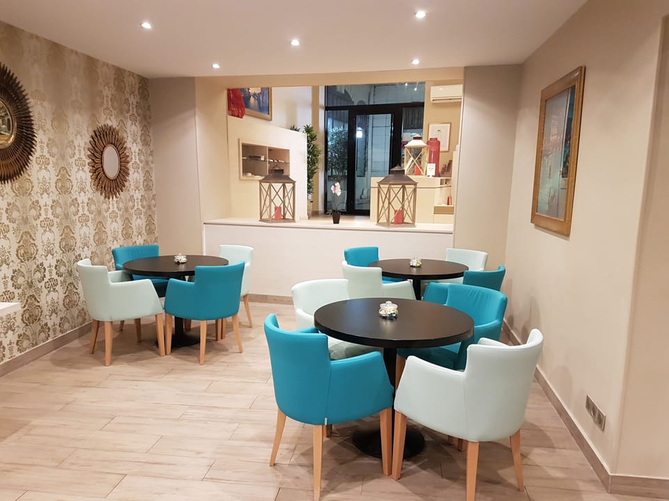 Lobby lounge