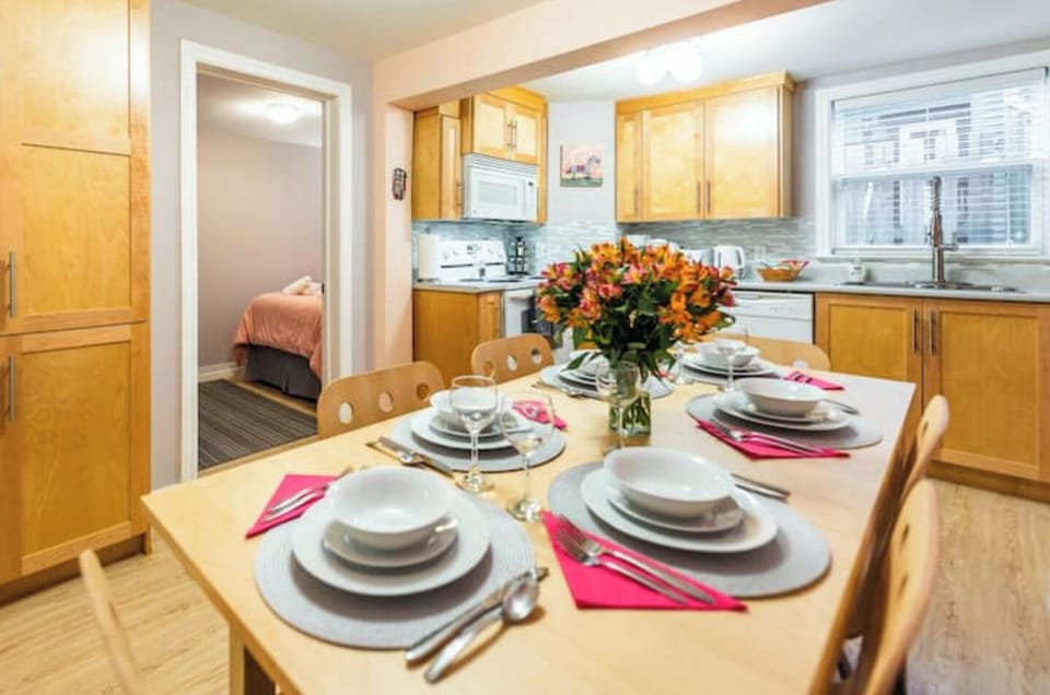 Comfortably seats 6 guests