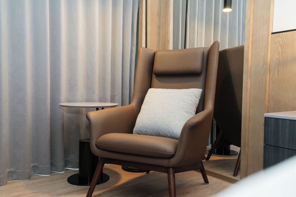 Down comforters, in-room safe, desk, blackout drapes