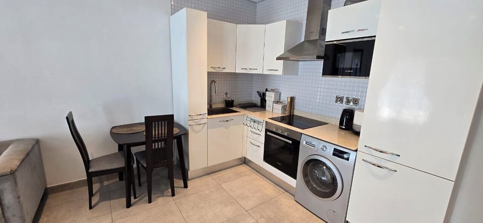 Deluxe Apartment | Private kitchen | Full-size fridge, microwave, oven, stovetop