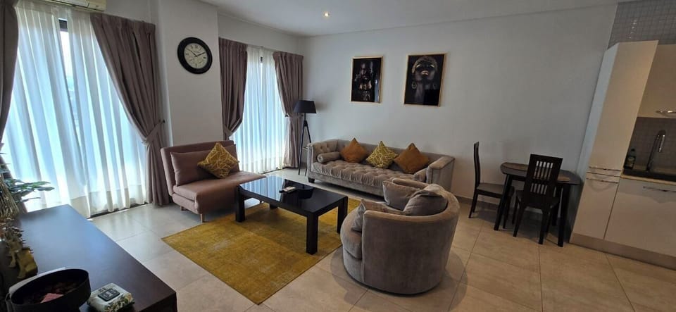 Deluxe Apartment | Living area | Flat-screen TV