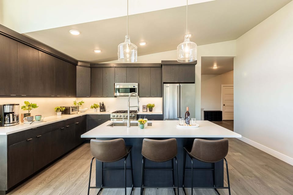 Fully equipped kitchen with Center island with bar seating for 3
