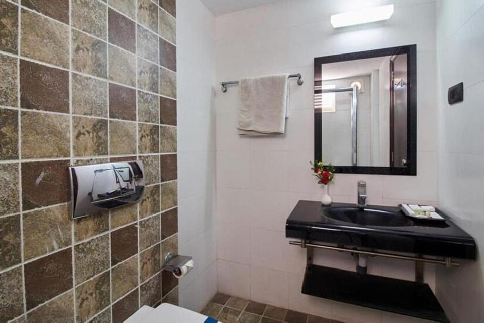 Deluxe Double Room | Bathroom | Free toiletries, towels, soap, shampoo