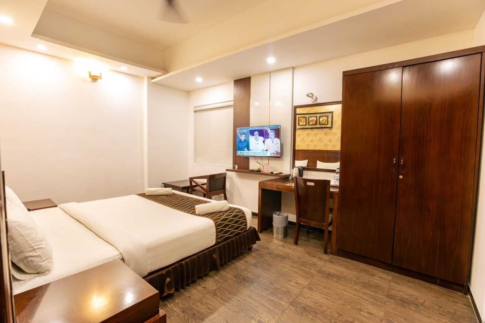 Deluxe Double Room | Desk, laptop workspace, WiFi (free), bed sheets