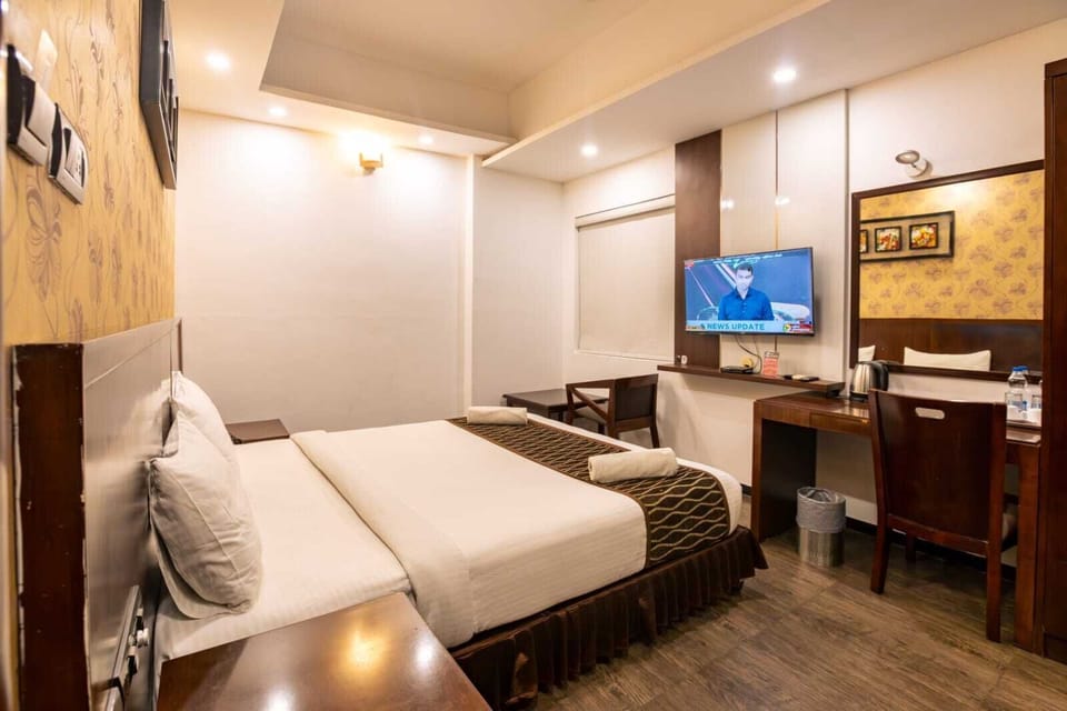 Deluxe Double Room | Desk, laptop workspace, WiFi (free), bed sheets