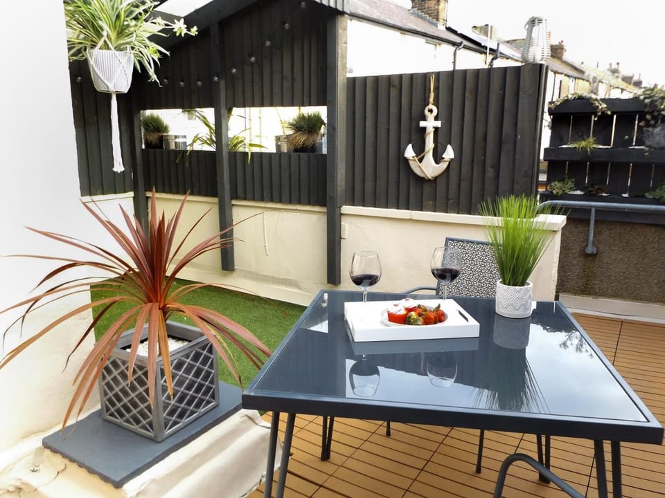 Roof terrace with covered eating area