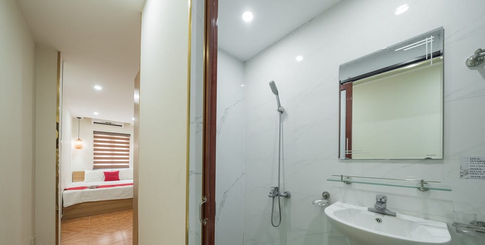 Deluxe Room, City View | Bathroom | Hair dryer, towels, soap, shampoo