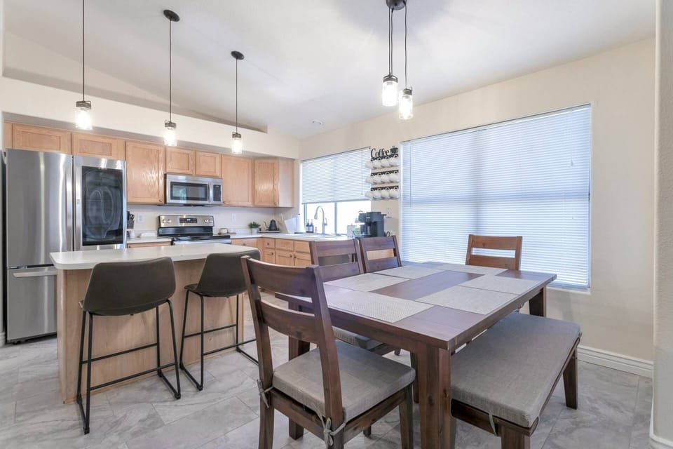 Dining for 6 at the kitchen table plus 2 bart stools at the island