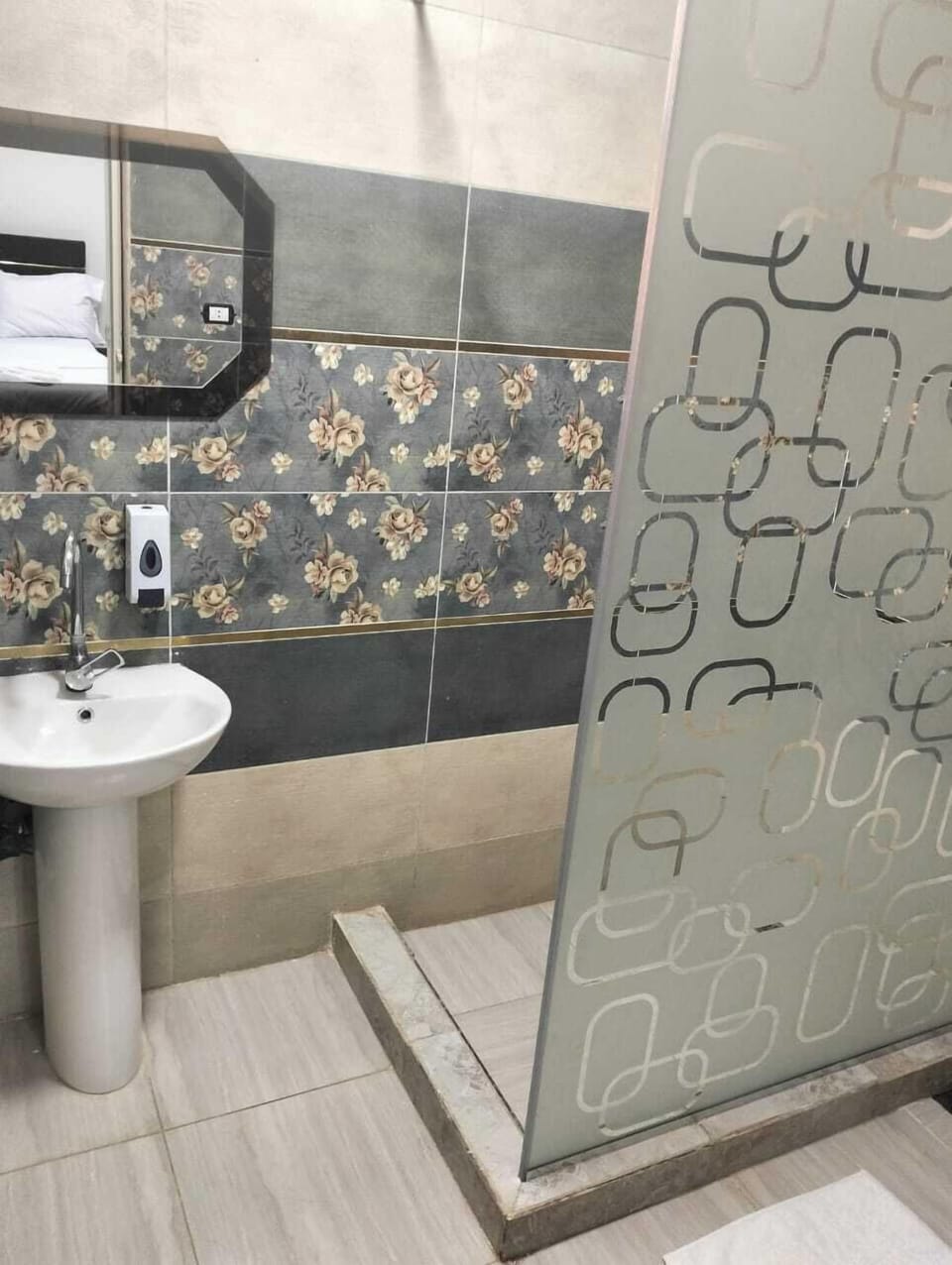 Basic Triple Room | Bathroom | Shower, towels, soap, shampoo