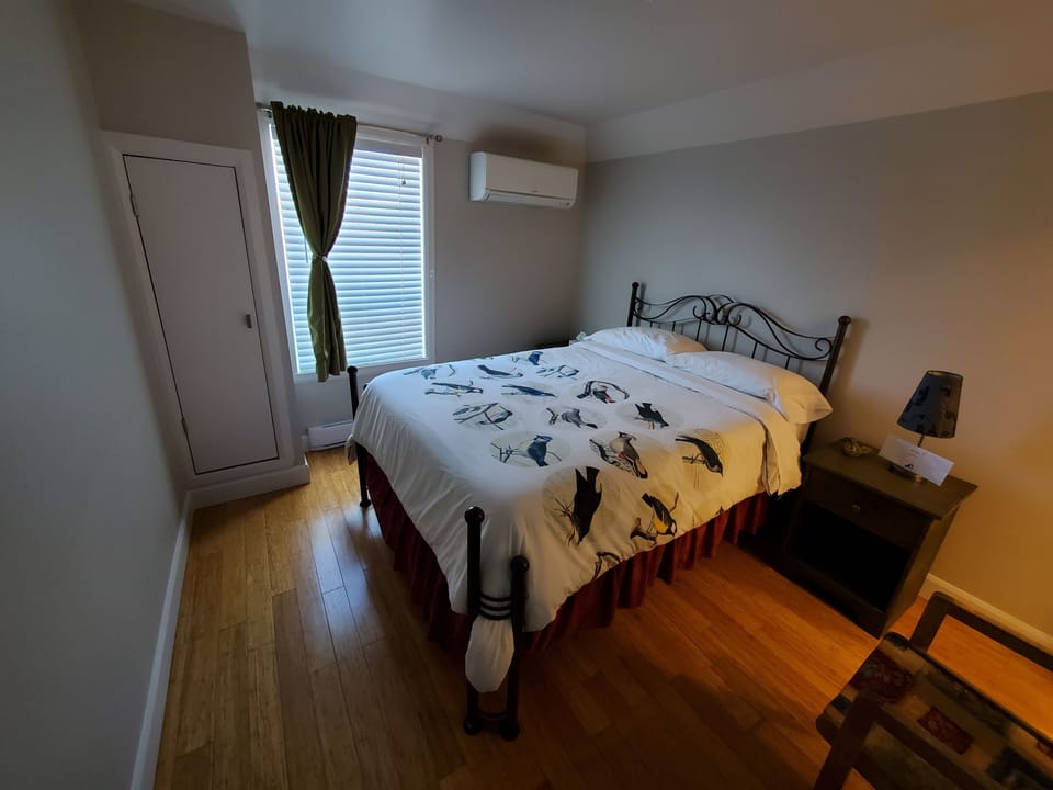 Chambre Petite Bergeronnette - salle de bain privée | Egyptian cotton sheets, premium bedding, down comforters, pillowtop beds