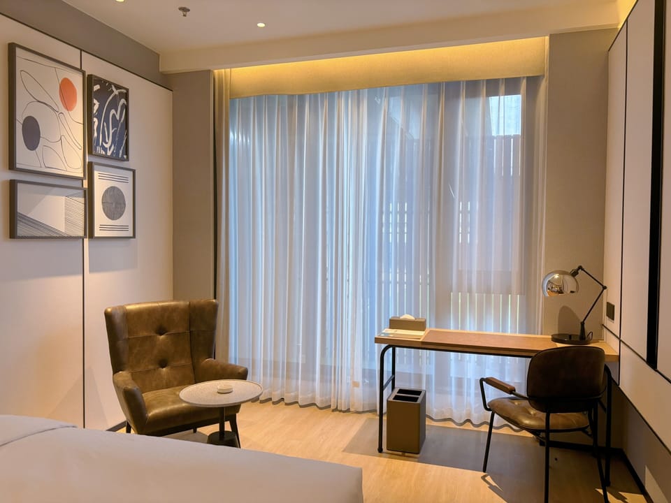 Minibar, laptop workspace, WiFi (free)