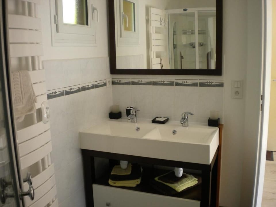 Room, 1 Bedroom | Bathroom | Free toiletries, hair dryer