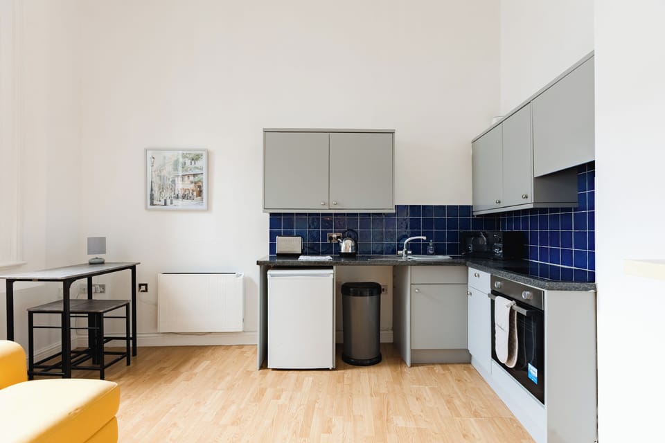 City Studio, 1 Double Bed, Non Smoking, Kitchen | Private kitchen | Fridge, microwave, oven, stovetop