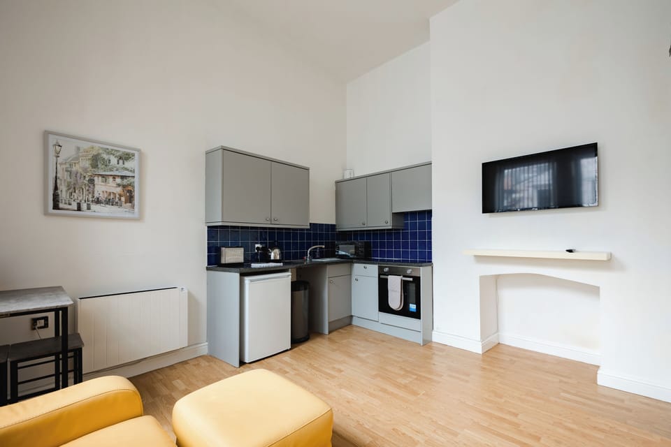 City Studio, 1 Double Bed, Non Smoking, Kitchen | Laptop workspace, blackout drapes, iron/ironing board, free WiFi