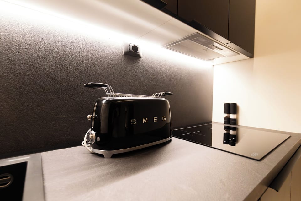Luxury Condo, City View | Private kitchen
