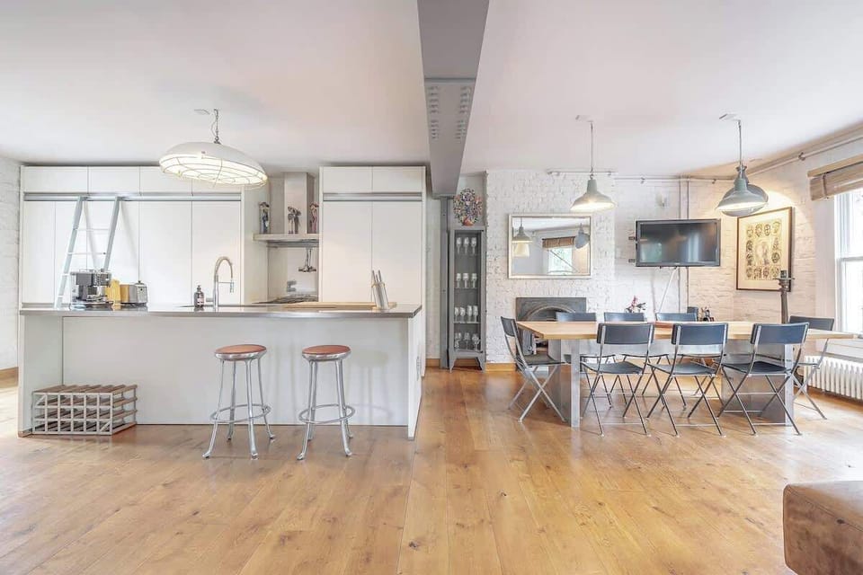 1st floor: spacious open plan kitchen, dining, and living area. The living area has a sofa and several armchairs so you can relax and socialise. The dining table fits 6-8 people. The kitchen is fully equipped with modern appliances and stools