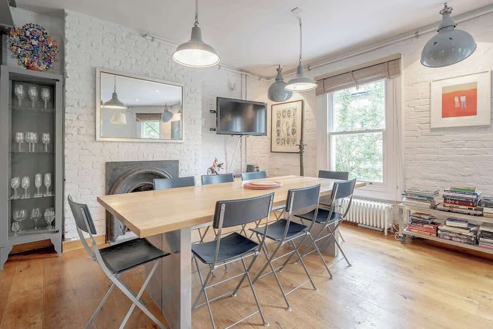 1st floor: spacious open plan kitchen, dining, and living area. The living area has a sofa and several armchairs so you can relax and socialise. The dining table fits 6-8 people. The kitchen is fully equipped with modern appliances and stools