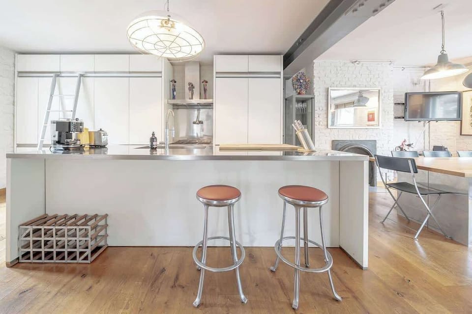1st floor: spacious open plan kitchen, dining, and living area. The living area has a sofa and several armchairs so you can relax and socialise. The dining table fits 6-8 people. The kitchen is fully equipped with modern appliances and stools