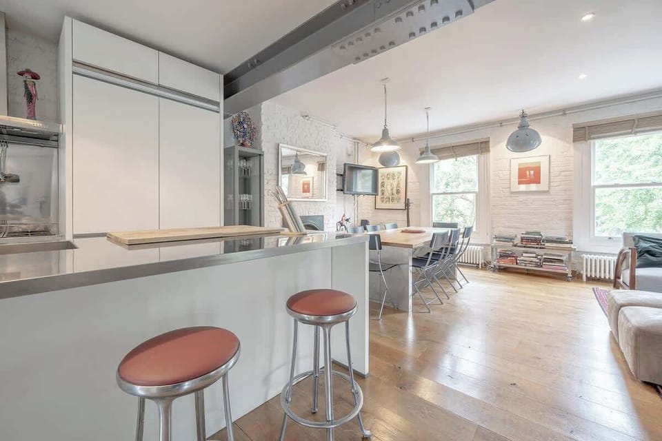 1st floor: spacious open plan kitchen, dining, and living area. The living area has a sofa and several armchairs so you can relax and socialise. The dining table fits 6-8 people. The kitchen is fully equipped with modern appliances and stools
