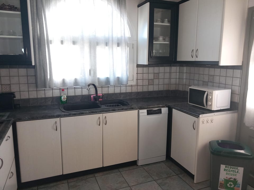Villa, Kitchen, Partial Sea View | Private kitchen | Electric kettle