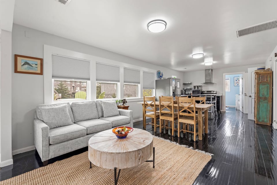 HIAV04: Big Kahuna | Living Area