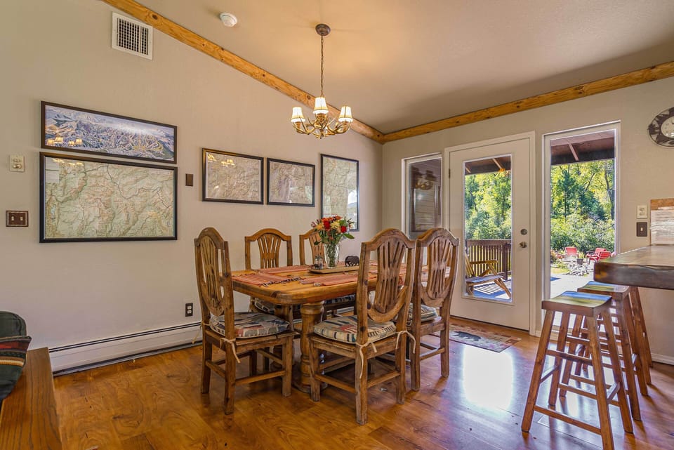 Dining Area | Dishware/Flatware Provided