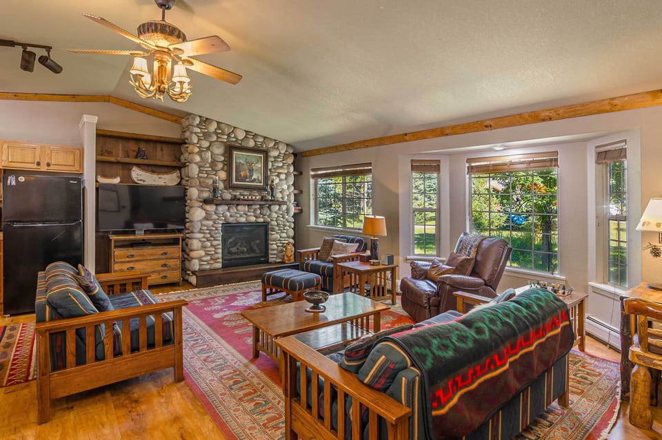 Living Room | Smart TV | Queen Futon | Single-Story Property