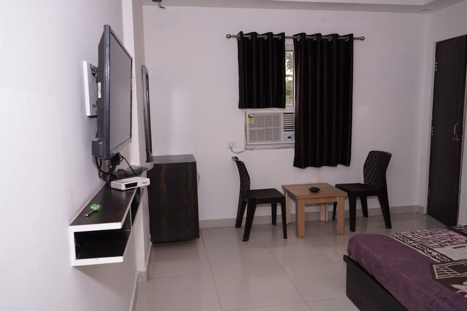Individually furnished, desk, blackout drapes, free WiFi