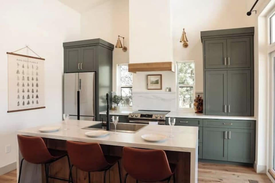 Fully stocked kitchen with all your cooking needs! 