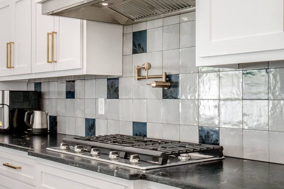 Upgraded kitchen, fully stocked with cooking essentials.