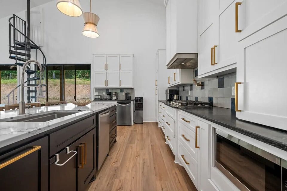Upgraded kitchen, fully stocked with cooking essentials.