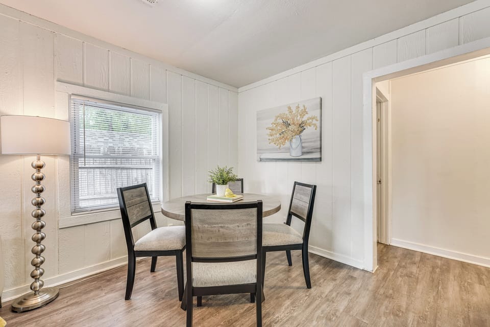 Dining Area | Dishware/Flatware Provided
