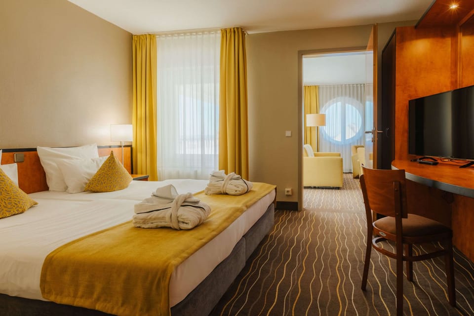 Suite, 1 King Bed, Balcony | Minibar, in-room safe, desk, iron/ironing board