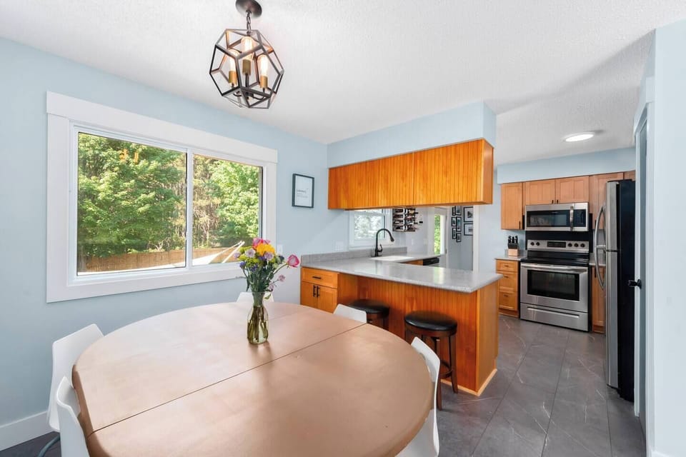 Six person dining room and two person peninsula provide seating for guests while being able to mingle with whomever is cooking up the delicious meals in the kitchen. 
