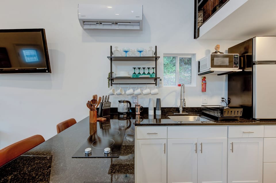 Comfort Cabin, 2 Bedrooms, Kitchenette, Valley View | Private kitchen