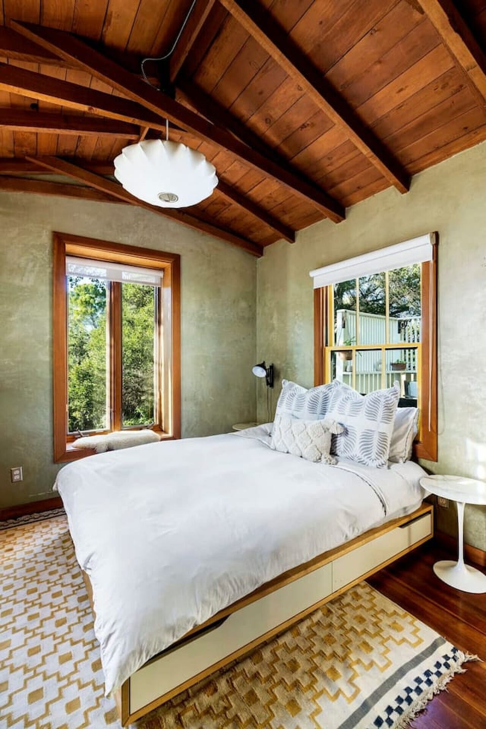 Chic and Relaxing Bedroom with a Minimalist Aesthetic