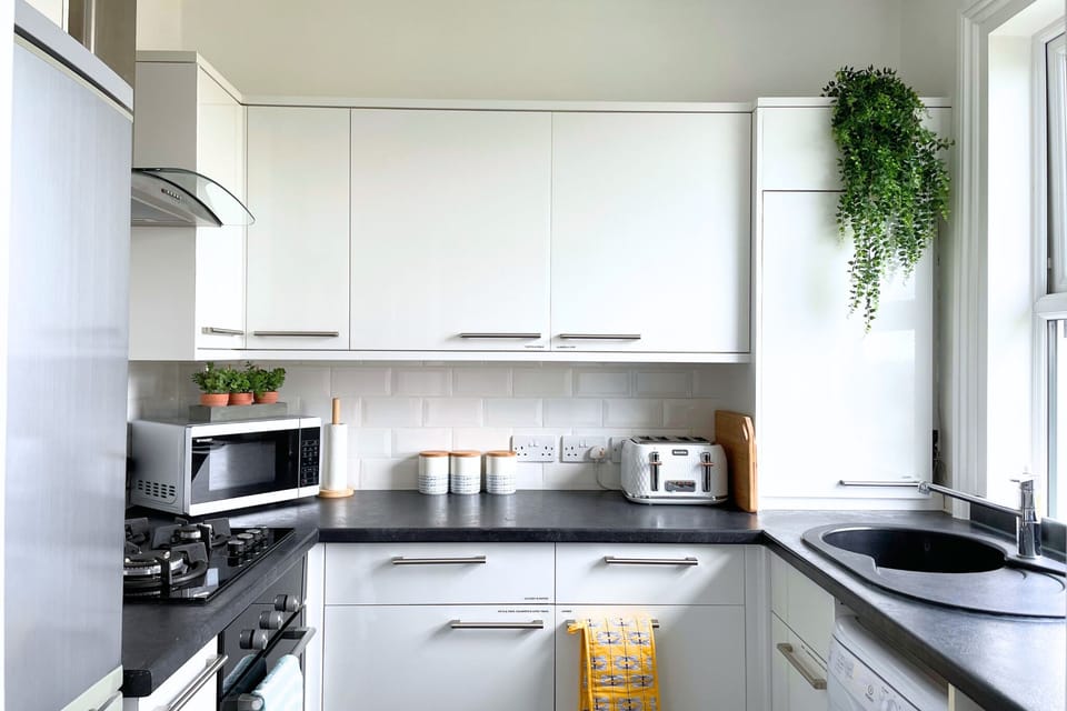 Fully equipped kitchen with dishwasher, washing machine and high-quality pans, crockery & utensils