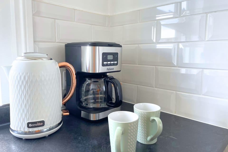Filter coffee machine with timer function and fully stocked tea & coffee
