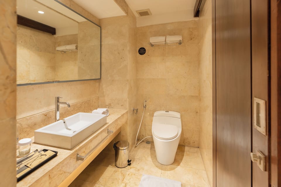 Economy Room, 1 Queen Bed | Bathroom | Bathtub, free toiletries, hair dryer, bathrobes