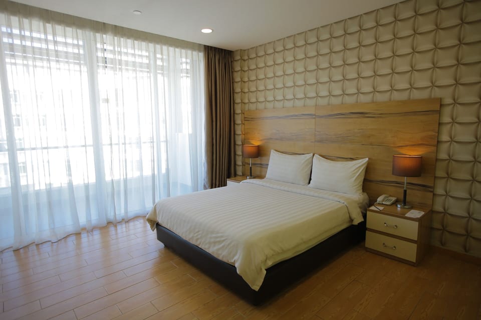 DELUXE DOUBLE ROOM | Desk, soundproofing, iron/ironing board, WiFi (free)