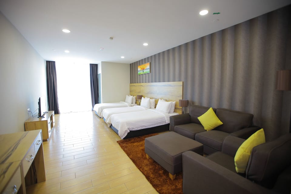 PREMIER TRIPLE ROOM, 3 TWIN BEDS | Desk, soundproofing, iron/ironing board, WiFi (free)