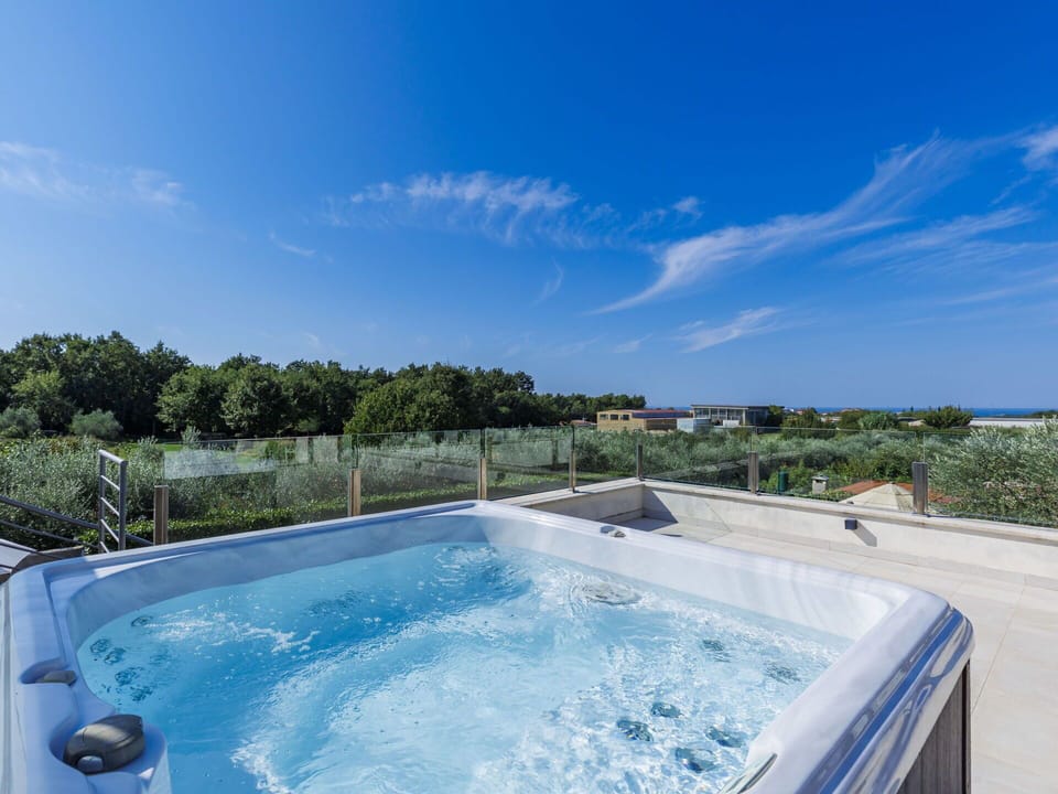 Water, Cloud, Sky, Water Resources, Property, Plant, Blue, Nature, Azure, Swimming Pool
