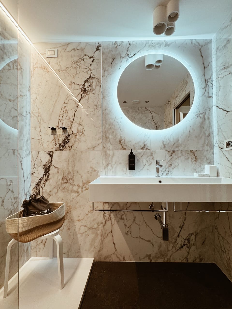 Superior Double Room, City View | Bathroom | Shower, rainfall showerhead, hair dryer, slippers