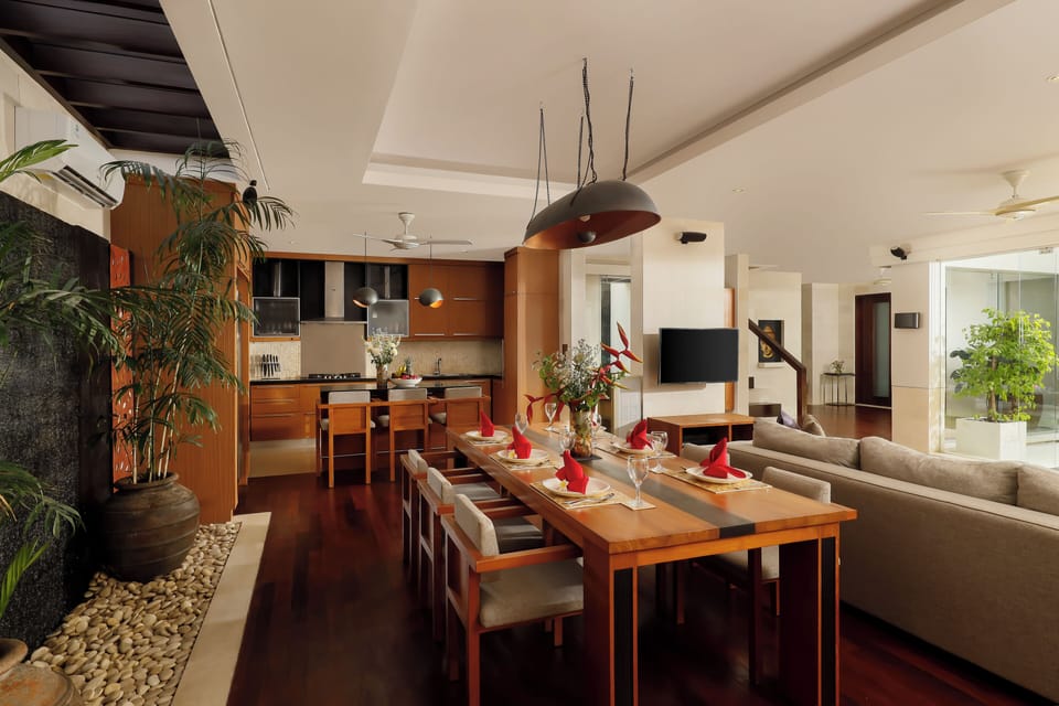 Dining table/area