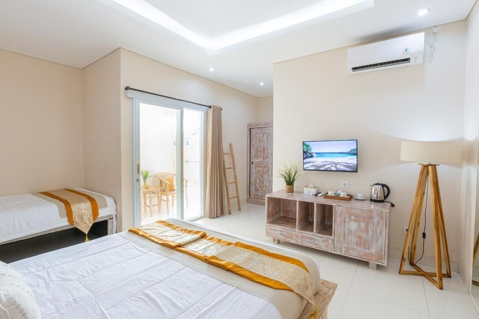 Deluxe Triple Room, Balcony | Bathroom | Shower, bidet, towels