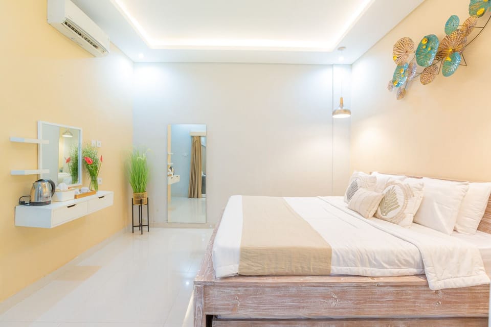 Deluxe Studio, Pool View | Laptop workspace, free WiFi