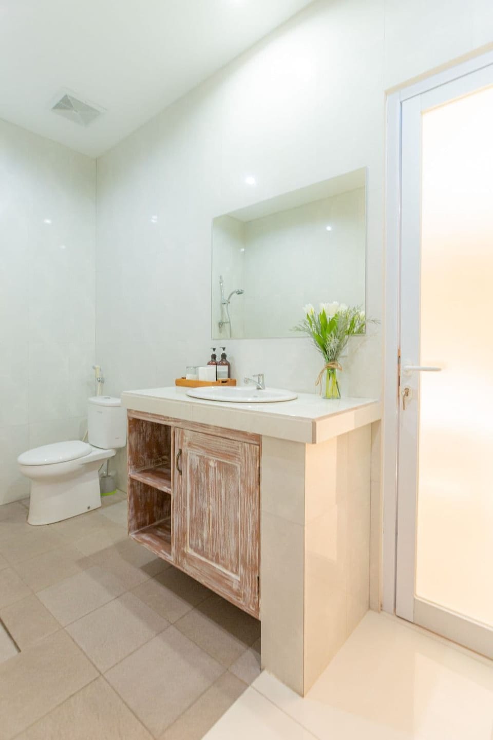 Deluxe Studio, Pool View | Bathroom | Shower, bidet, towels