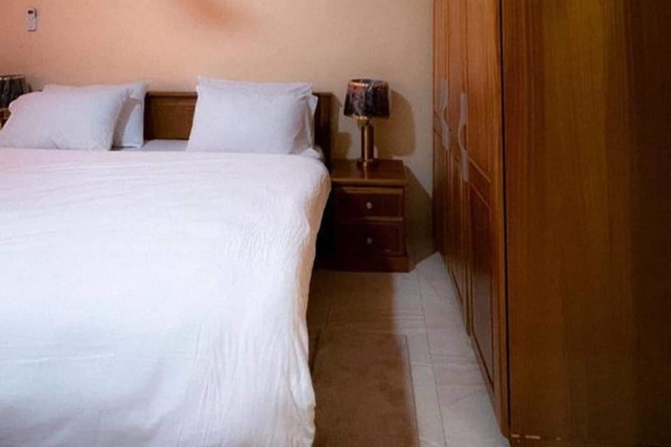 5 bedrooms, iron/ironing board, WiFi (free), bed sheets