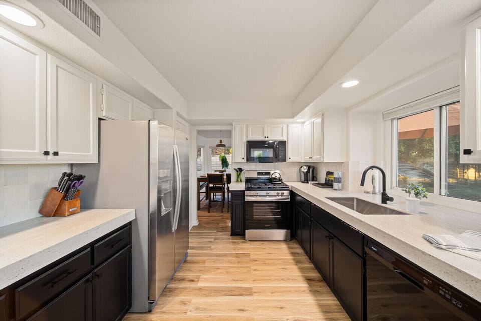 Kitchen -  Gas Stove & Ice Maker in Fridge