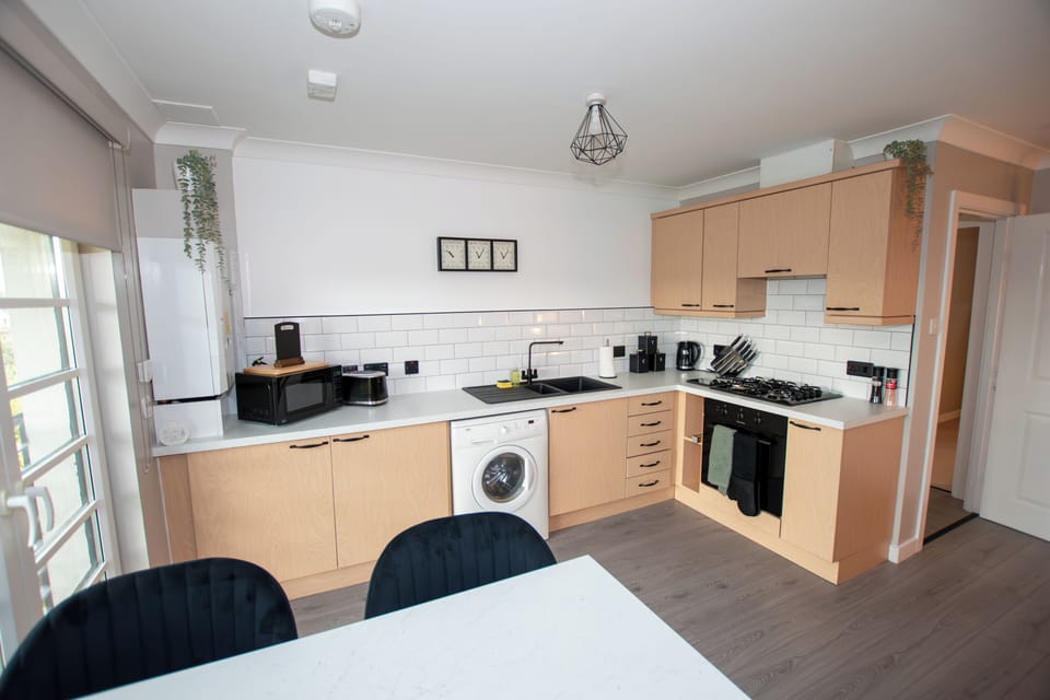 Newly renovated kitchen featuring sleek worktops and stylish splashbacks. Fully equipped and stocked (1)